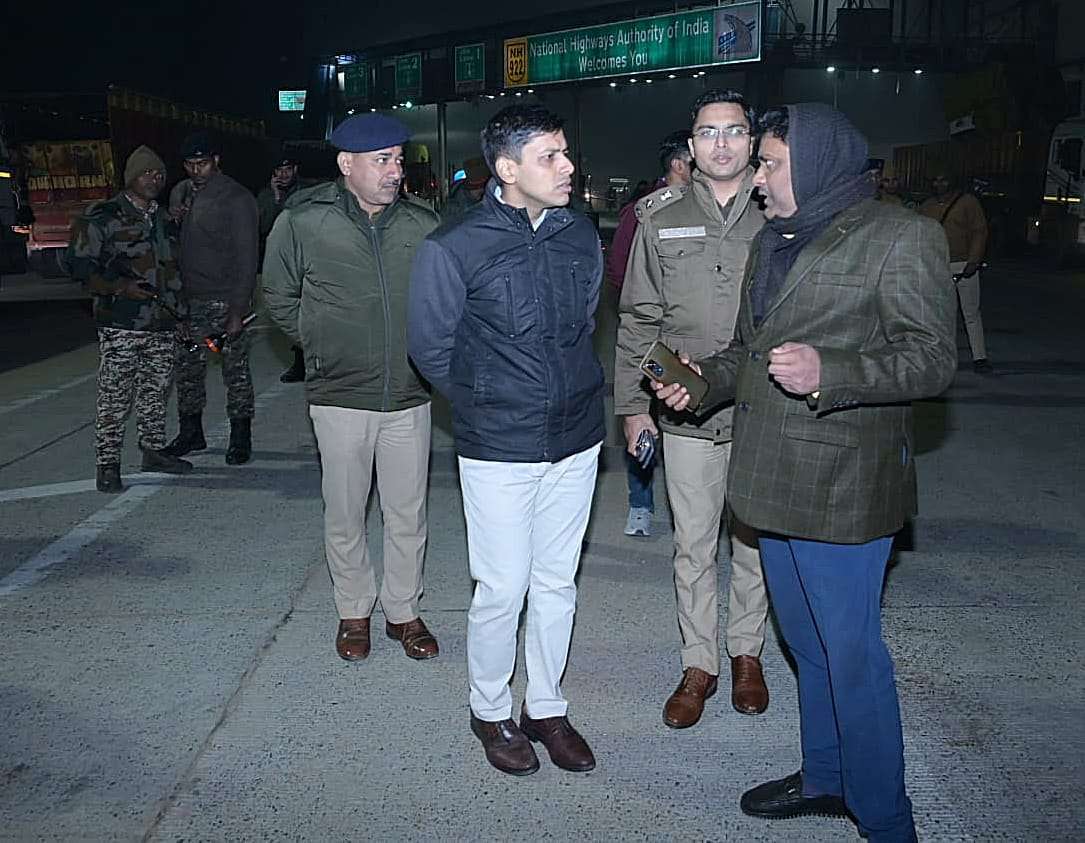 DM-SP came out on the road at night to stop illegal sand mining