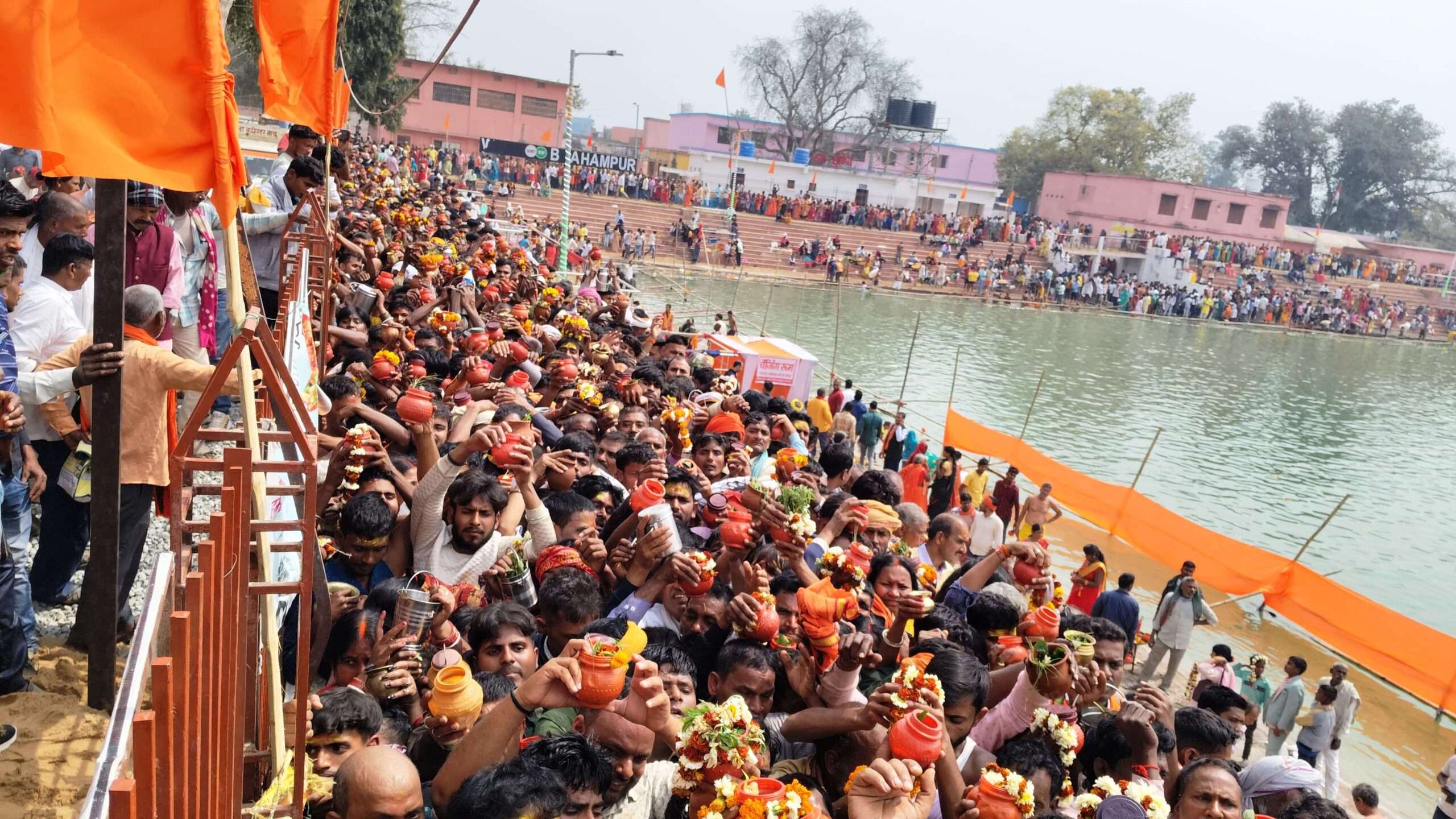 बाबा ब्रह्मेश्वर नाथ मंदिर पहुंचे दो लाख से अधिक भक्त