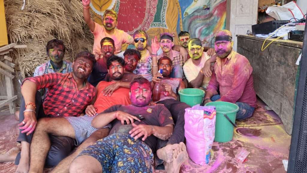 खरहाटांड़ में होली के दिन मस्ती करता युवा दल
