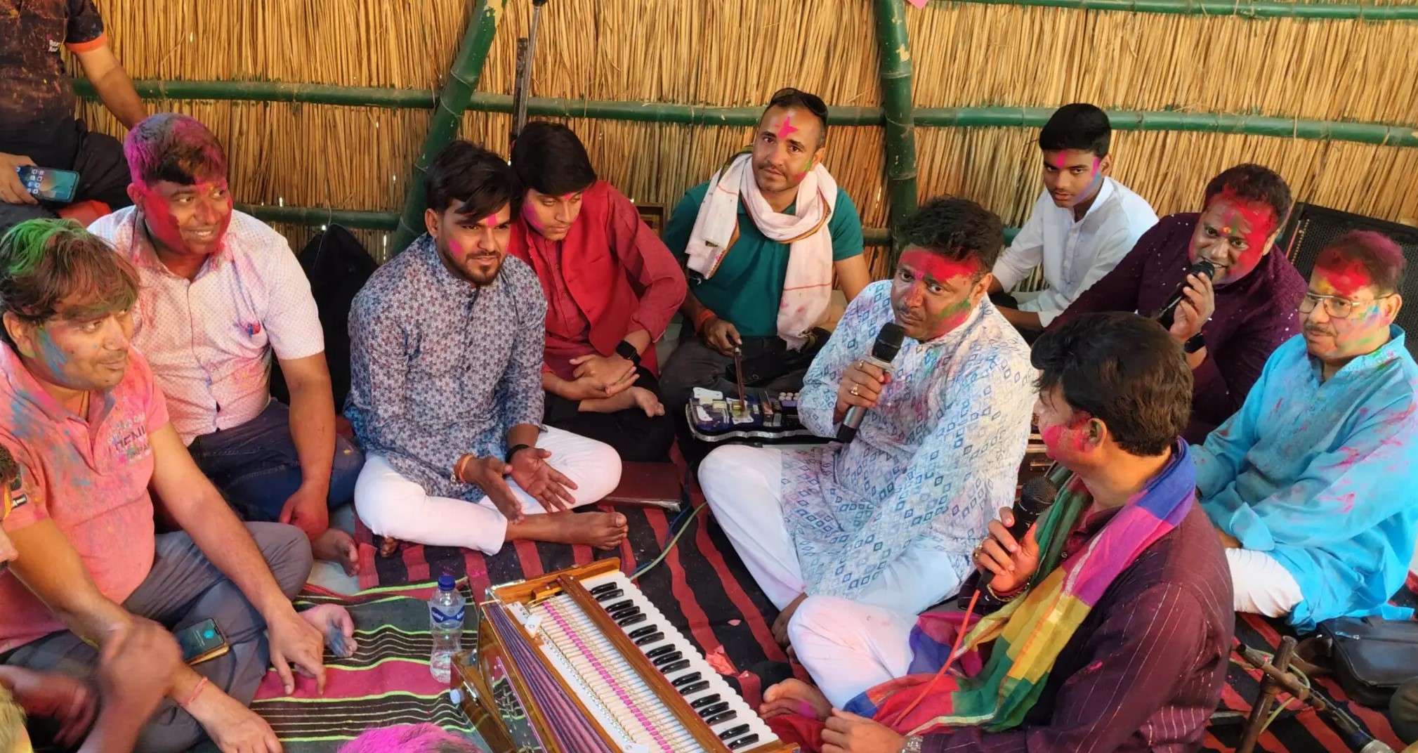 फाग गीत के बीच जमकर खेली गई कुर्ता फाड़ होली