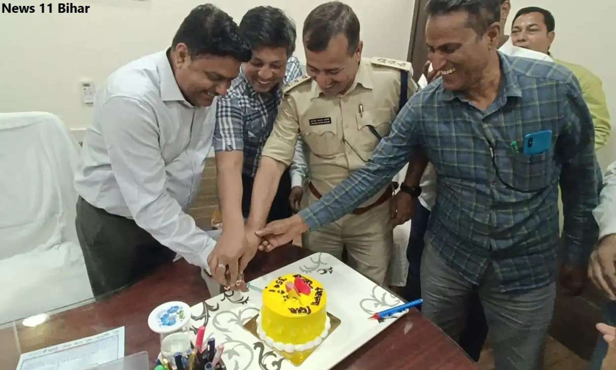 डुमरांव अनुमंडल में केक काटकर मनाया गया जिला का स्थापना दिवस