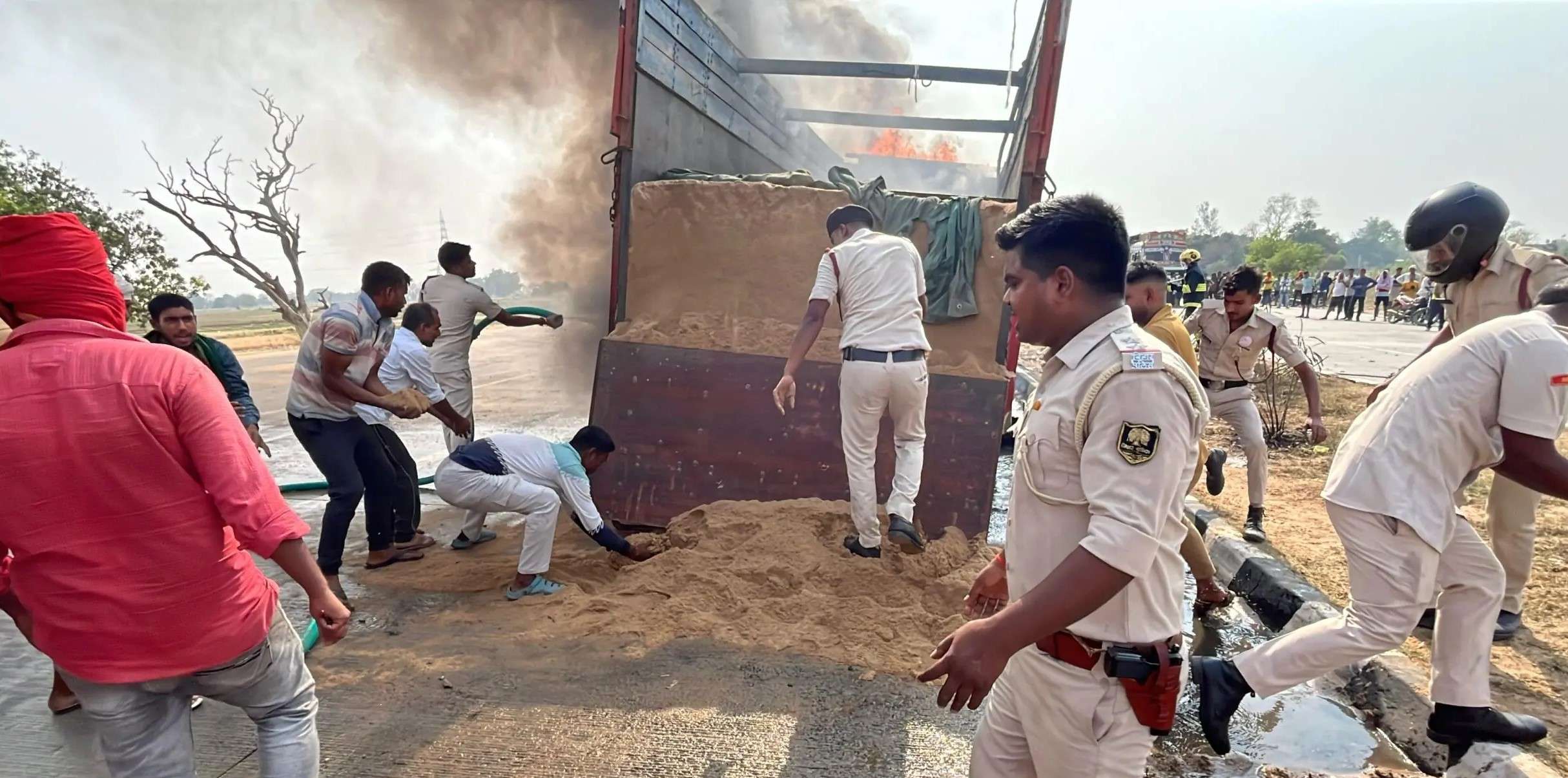 ट्रक में लगी भीषण आग से मचा हड़कंप