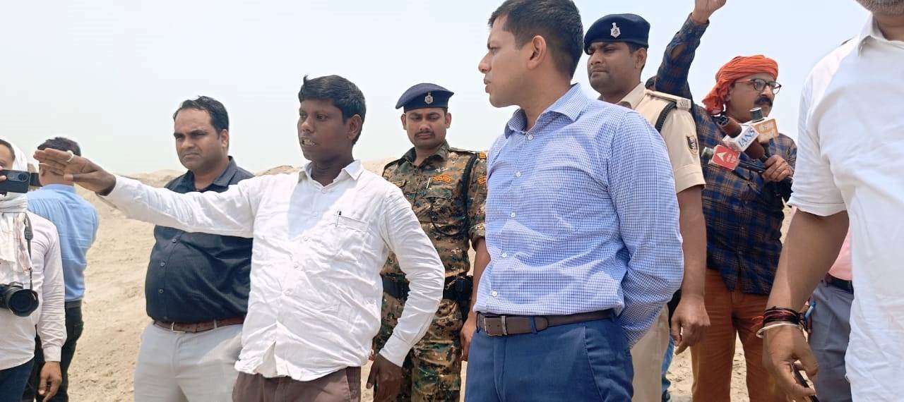 केशोपुर में बाढ़ अवरोधक कार्यों का DM ने किया निरीक्षण